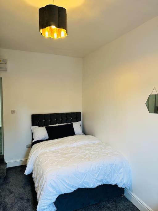 Modern 2 Bedroom Apt Derby City 外观 照片
