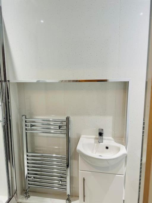 Modern 2 Bedroom Apt Derby City 外观 照片