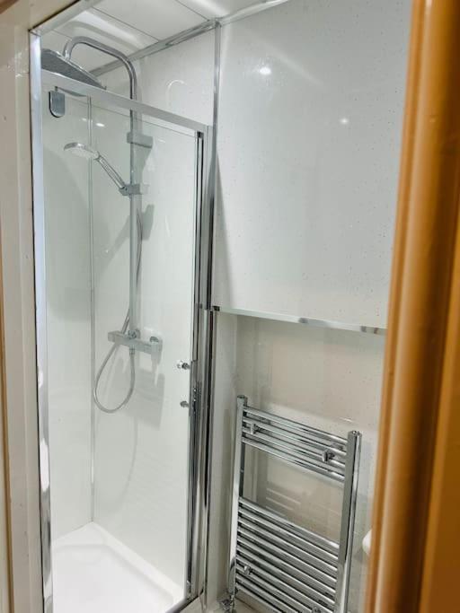Modern 2 Bedroom Apt Derby City 外观 照片